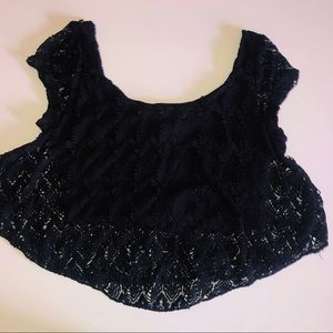 Black Off the shoulders crop top.